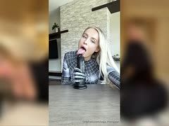 Blondes Cowgirl mit Dildo vor der Livecam