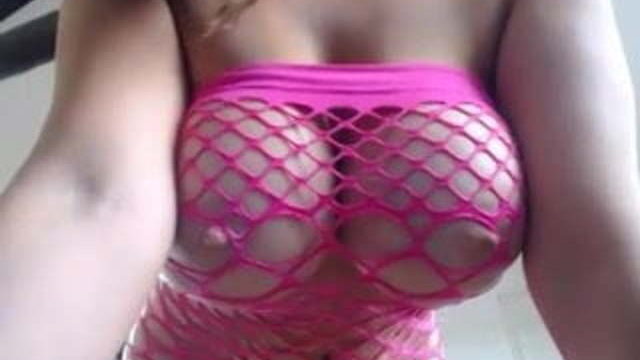 Julia hält ihre geilen Titten in die Cam